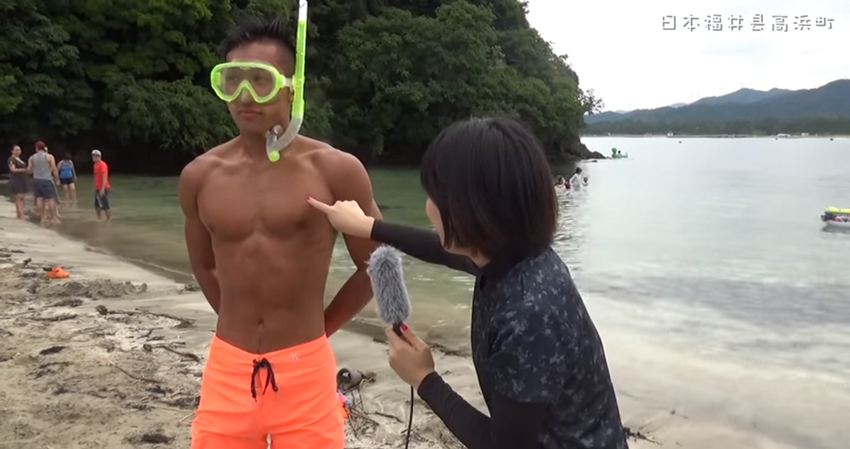 日本筋肉男在沙灘被搭訕 手背後面大方借摸胸肌 Gagatai 嘎嘎台