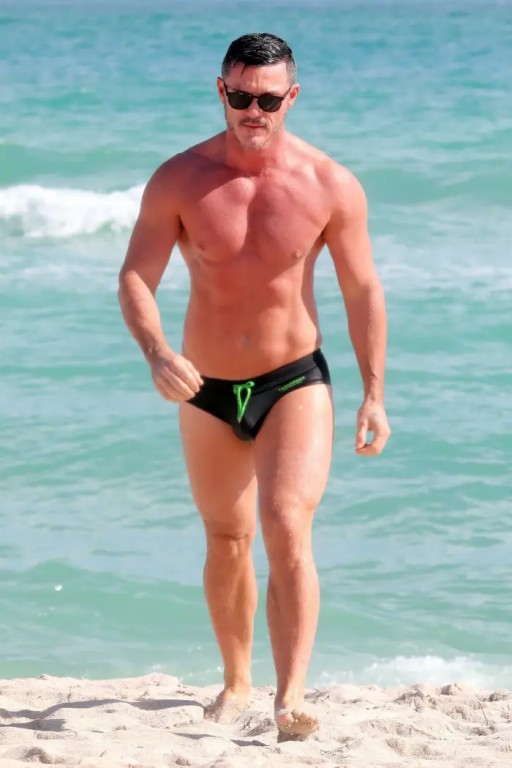 路克伊凡斯這周在邁阿密海灘嶄露性感身材
