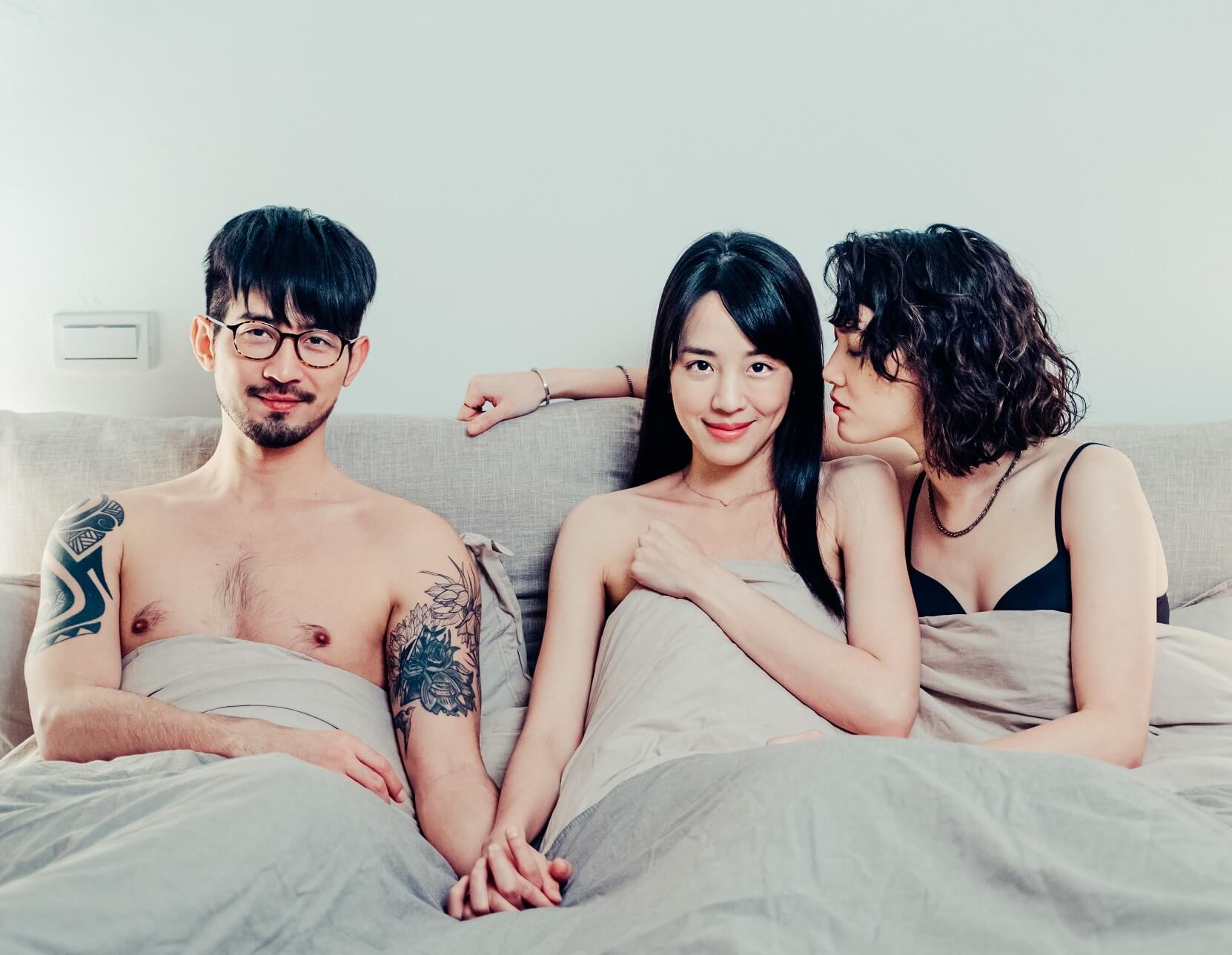 《三人行不行》以辛辣的雙性三角戀為主軸，三人排戲靠大聊性愛術語培養感情