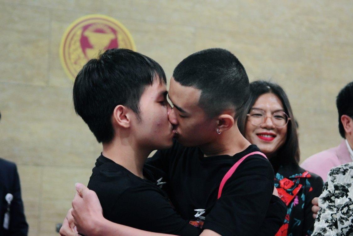 泰國有兩位年輕男子在議會中提倡同性婚姻時，當著眾人面前接吻