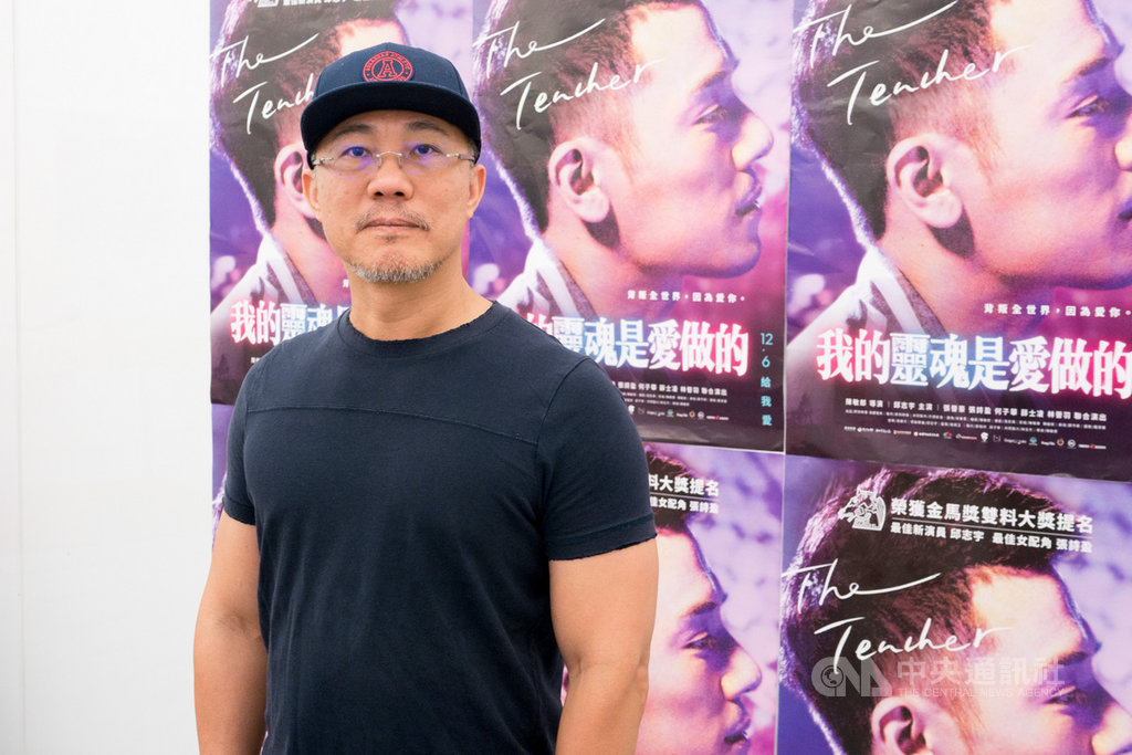 《我的靈魂是愛做的》導演陳敏郎帶著藍色鴨舌帽拍照