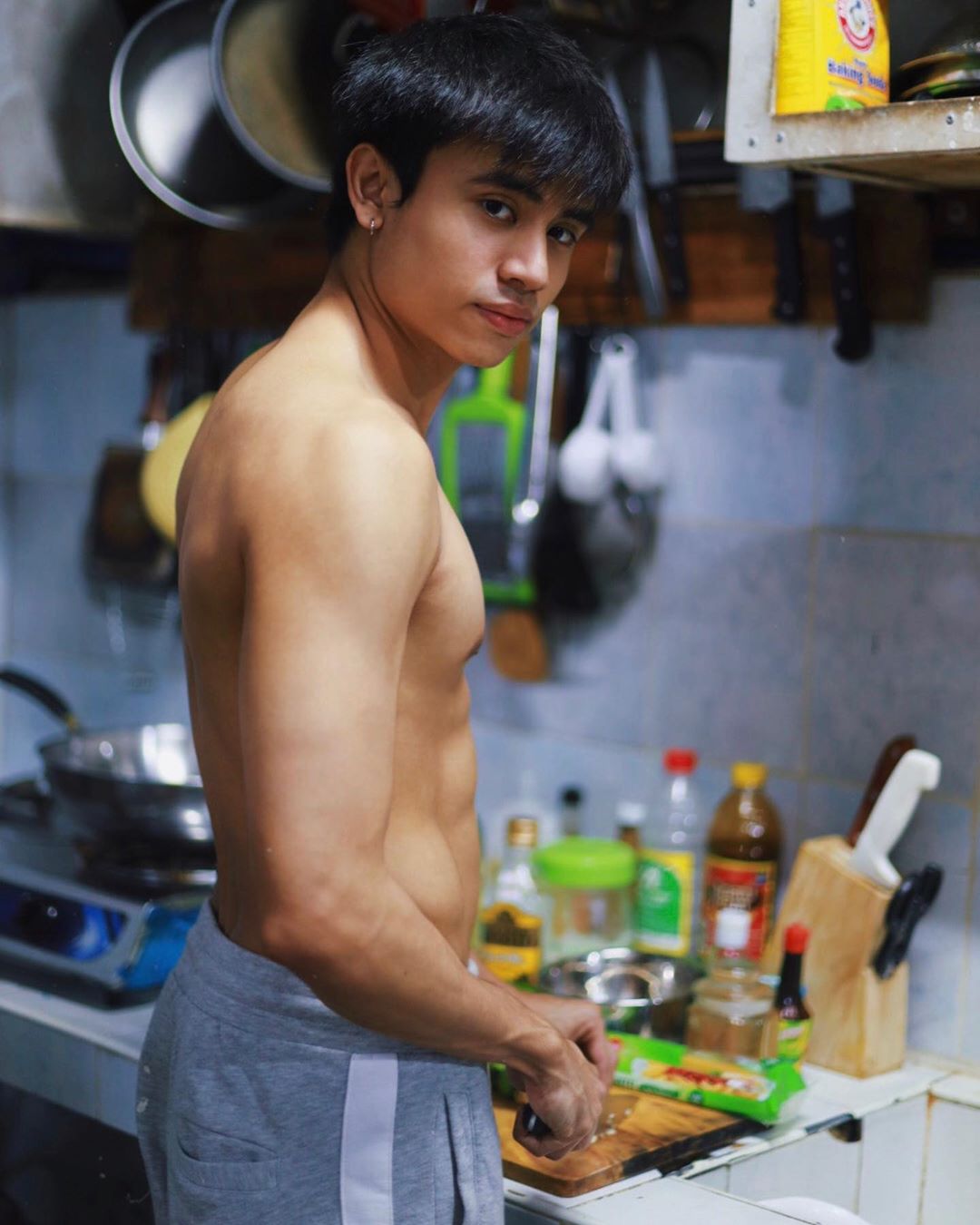 天菜運動員Miguel Villasis出演菲律賓BL《愛情過渡期》！冰塊盒腹肌、黝黑膚色好誘人　還不趕緊吃乾抹淨？