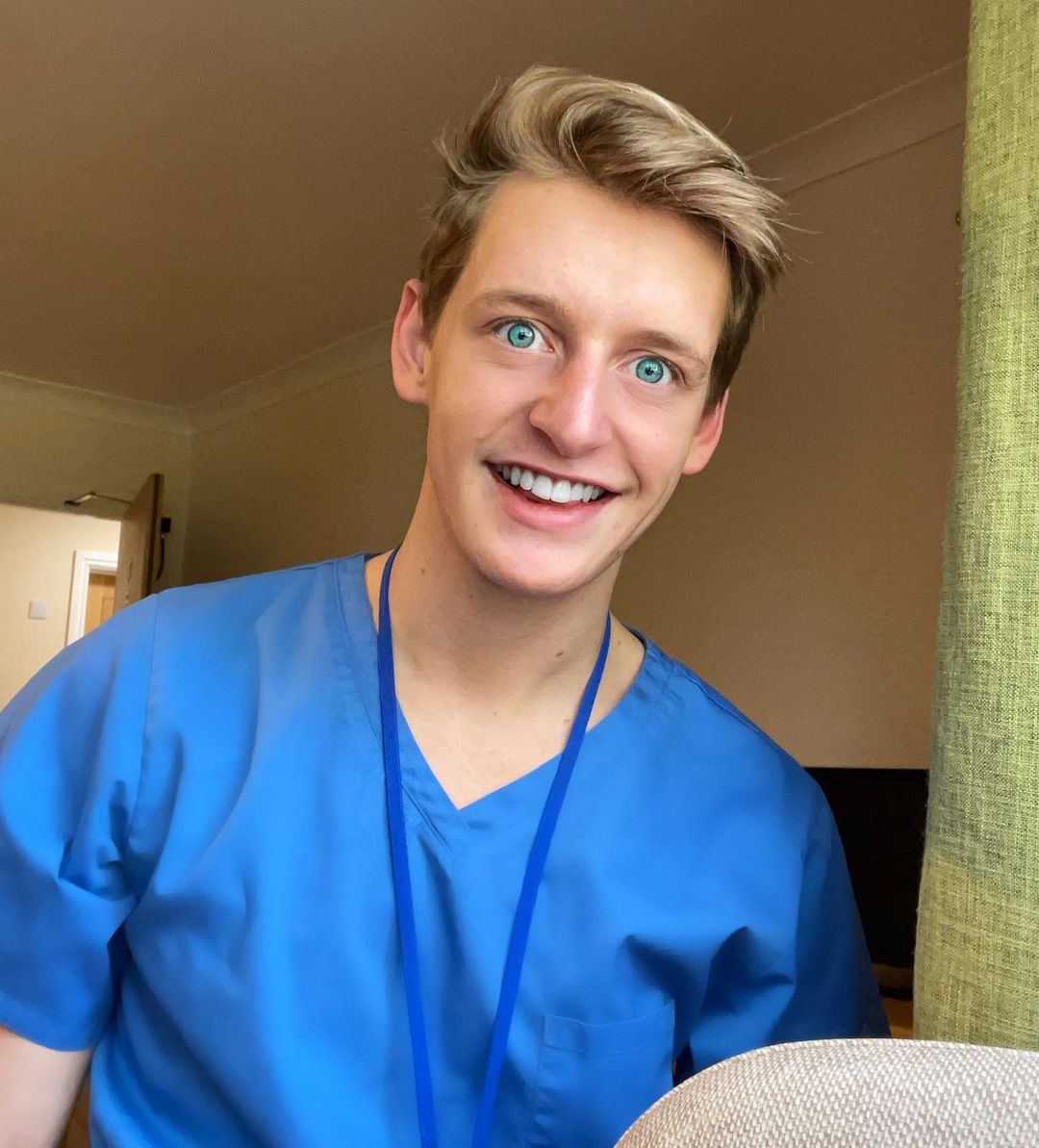 23歲醫護男脫掉制服不幹了！改行OnlyFans創作者收入爆表 GagaTai 嘎嘎台