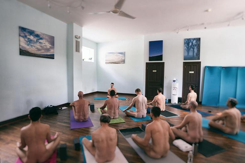 Wanna know what happens inside an all-male naked yoga class? This naked  yogi tells all. - Queerty